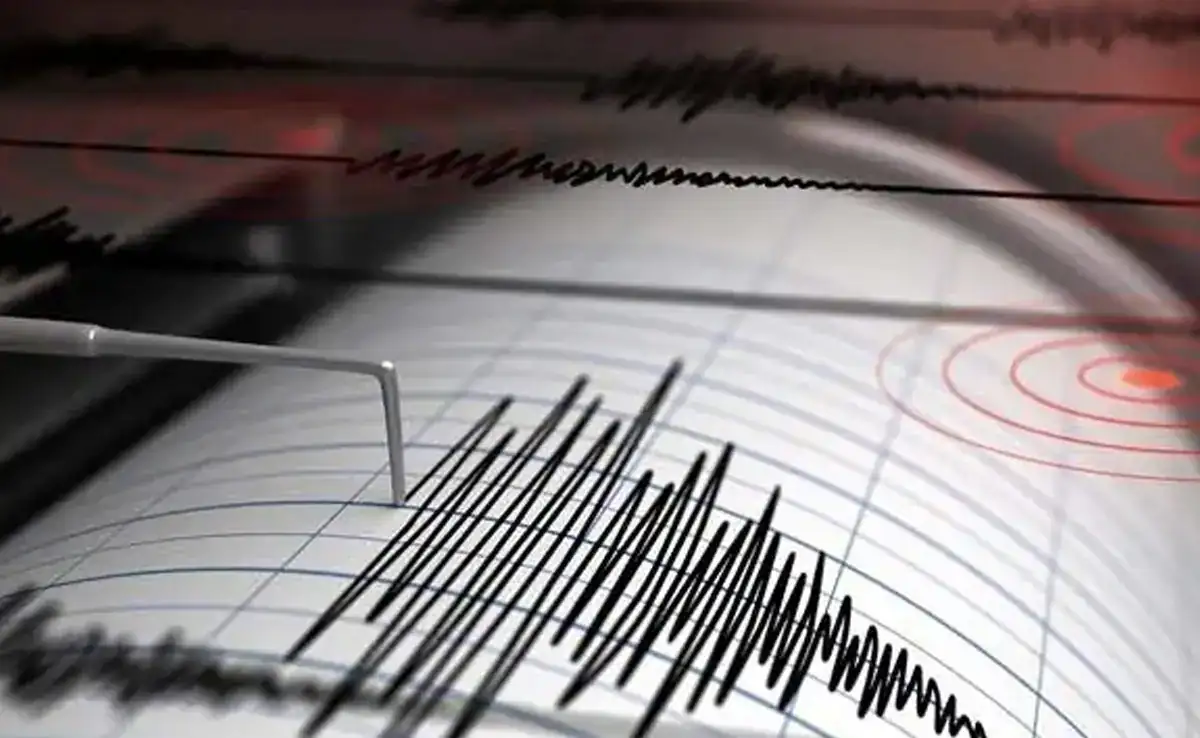 Seismograph recording earthquake tremors in Pakistan 2025 showing seismic wave patterns on monitoring equipment