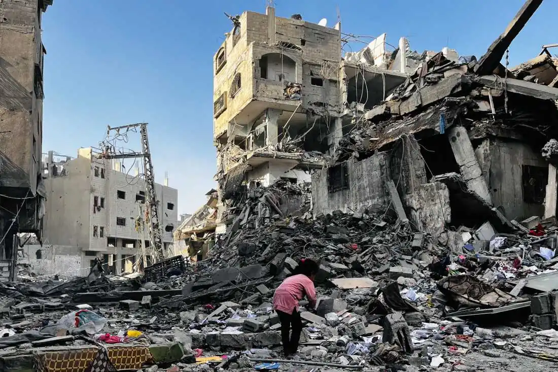 Destroyed buildings and debris in Gaza symbolizing the $70 billion Gaza reconstruction fund.