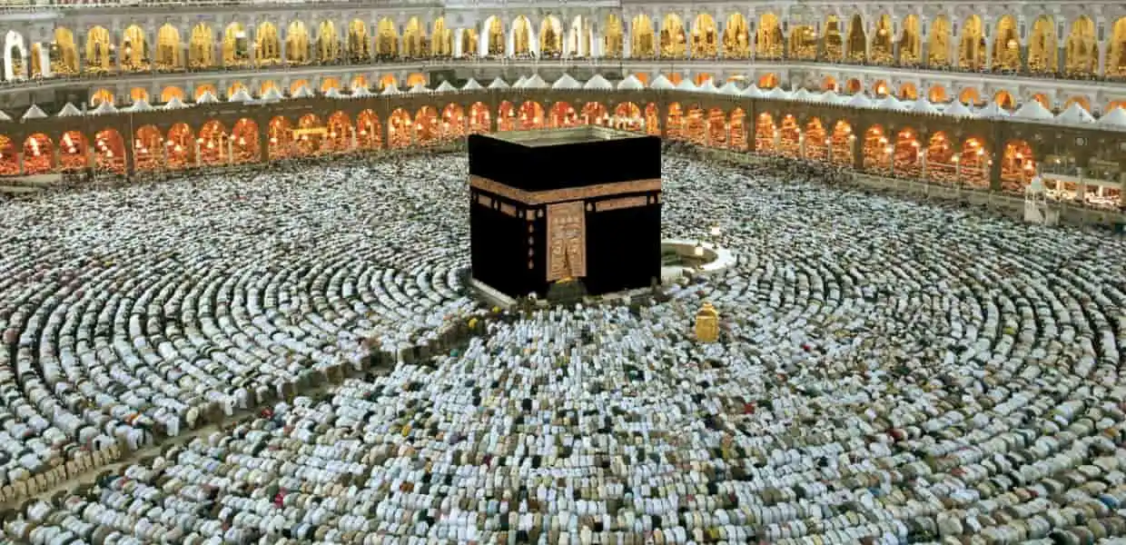 Thousands of Muslim pilgrims performing Hajj around the Holy Kaaba in Makkah, representing the 2025 pilgrimage connected to Pakistan’s refund announcement
