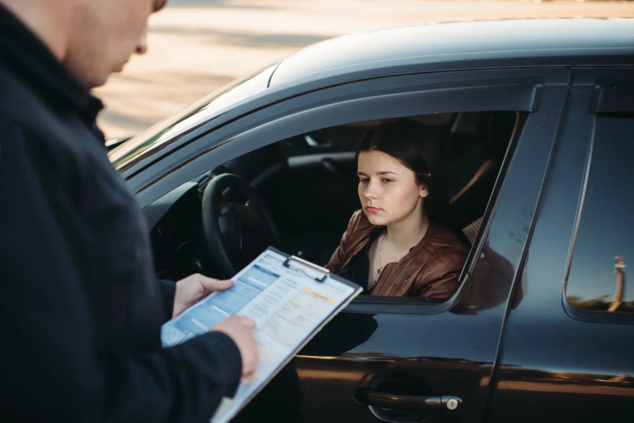 Traffic police officer issuing fine to a driver for driving without license in Karachi