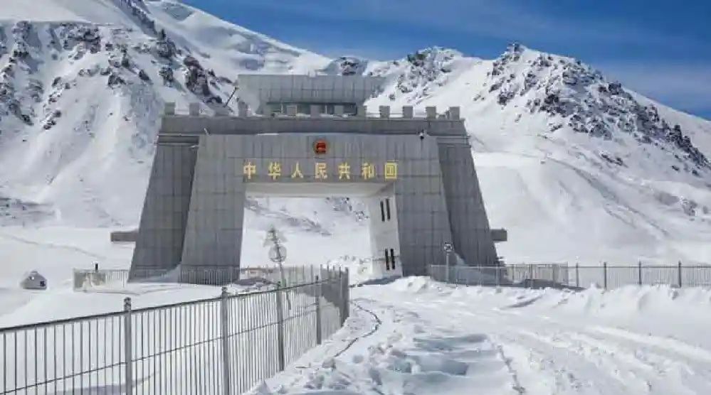 Khunjerab Pass covered in snow at the Pakistan-China border, showcasing winter’s first snowfall.