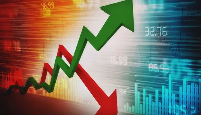 Economic growth chart showing rising green arrow and declining red arrow, symbolizing Pakistan’s path toward a trillion-dollar economy