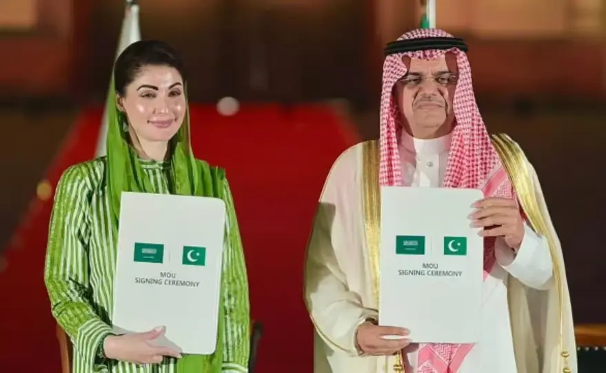 Punjab Chief Minister Maryam Nawaz and Saudi delegate holding MOU documents during signing ceremony on Saudi investment in Punjab