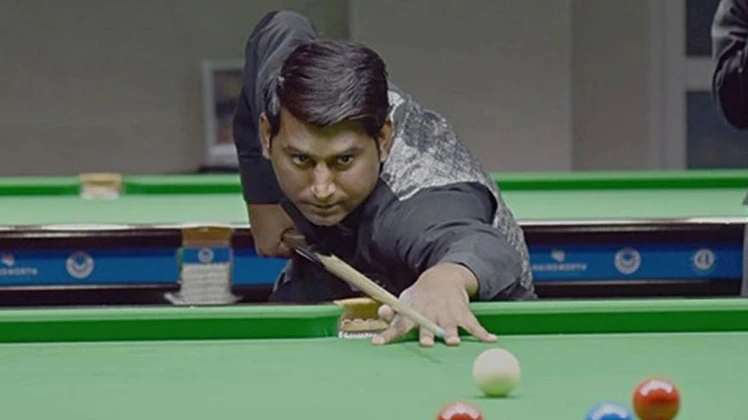 A snooker player aiming a shot on a green table during a match, used for the Asjad Iqbal Snooker World Cup article.