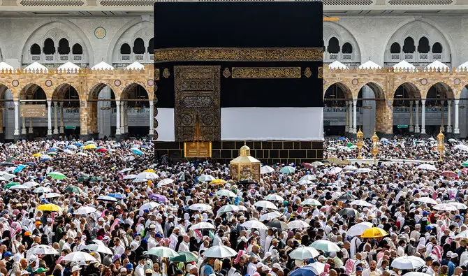 Large crowd of Hajj pilgrims gathered around the Kaaba, representing new medical rules announced for a safer pilgrimage in 2026.