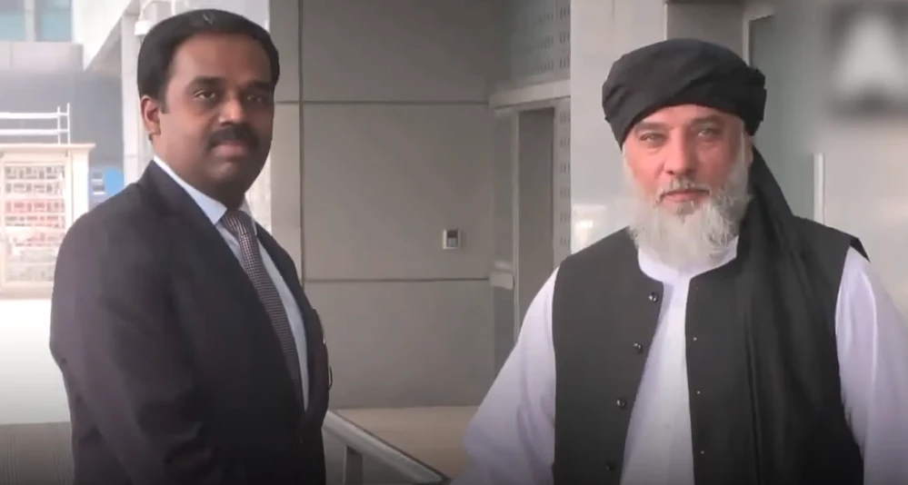 A photo showing two officials shaking hands during a meeting at the airport between India and Afghanistan.