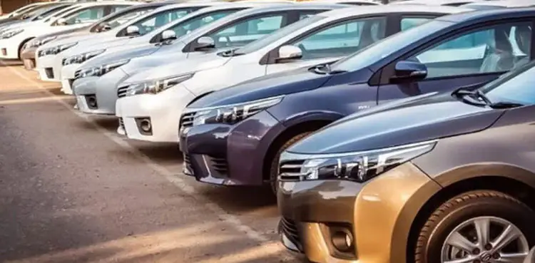 Parked cars in Pakistan auto market showing rising Pakistan car spending trend