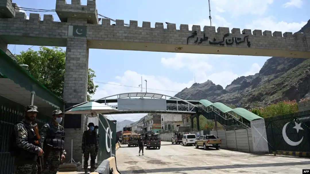 Trucks halted and soldiers standing at Torkham Gate during Pakistan-Afghanistan border closure causing trade losses