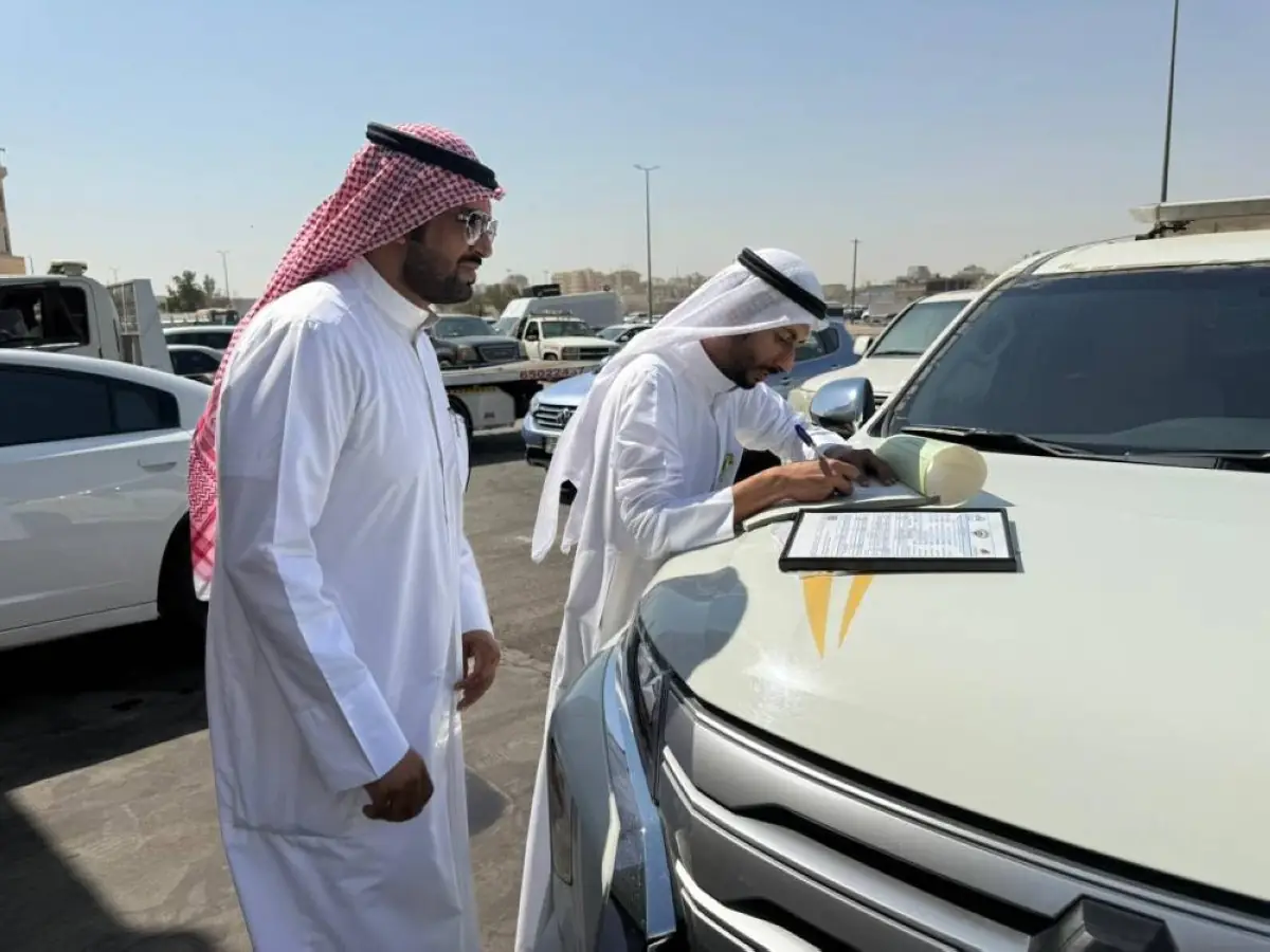 Kuwait Municipality officials conducting inspection on commercial vehicles during regulatory campaign