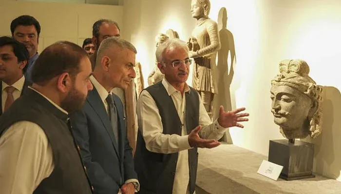 Officials viewing recovered Cultural Artefacts returned to Pakistan by the United States