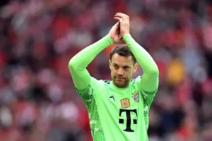 Manuel Neuer applauding fans after Germany World Cup squad recall