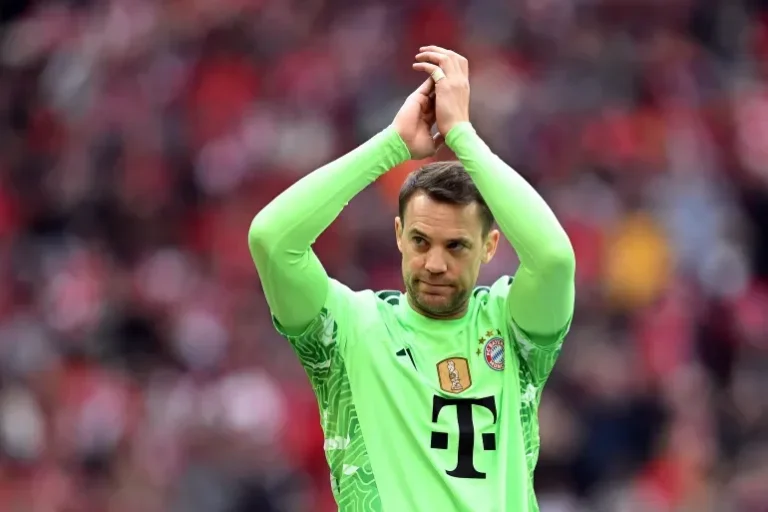 Manuel Neuer applauding fans after Germany World Cup squad recall