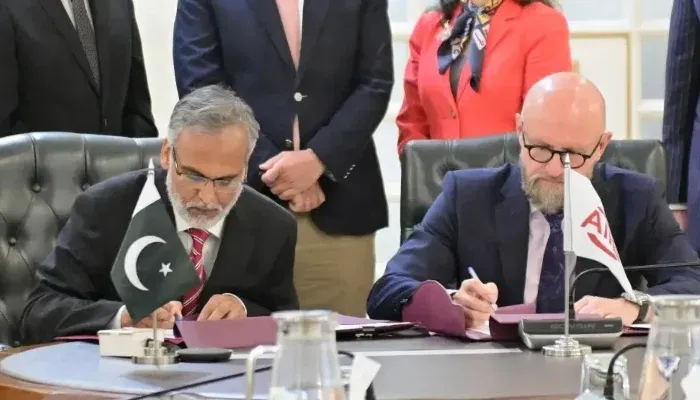 Officials signing N-5 highway loan agreement between Pakistan and AIIB