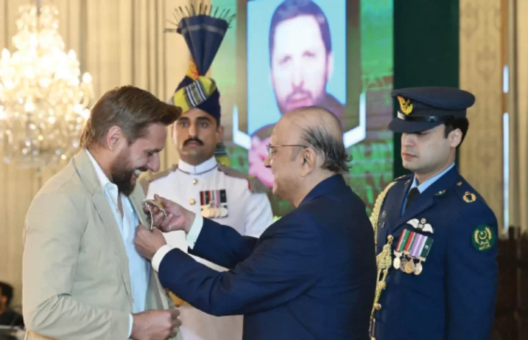 Shahid Afridi receiving Hilal e Imtiaz award from President Asif Ali Zardari at Aiwan e Sadr