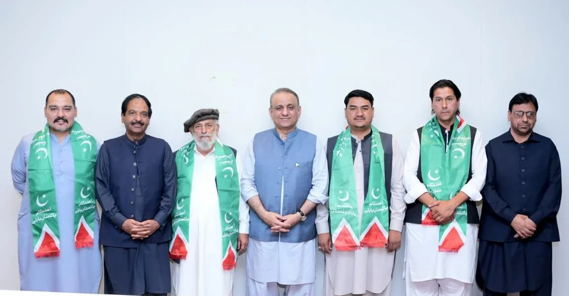 Abdul Aleem Khan poses with four newly joined IPP Gilgit Baltistan assembly members in Gilgit