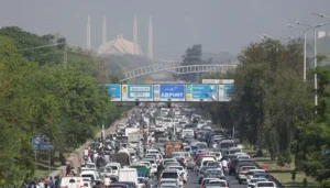 Heavy traffic on Islamabad Expressway as authorities enforce Islamabad Market Timings under energy conservation measures.