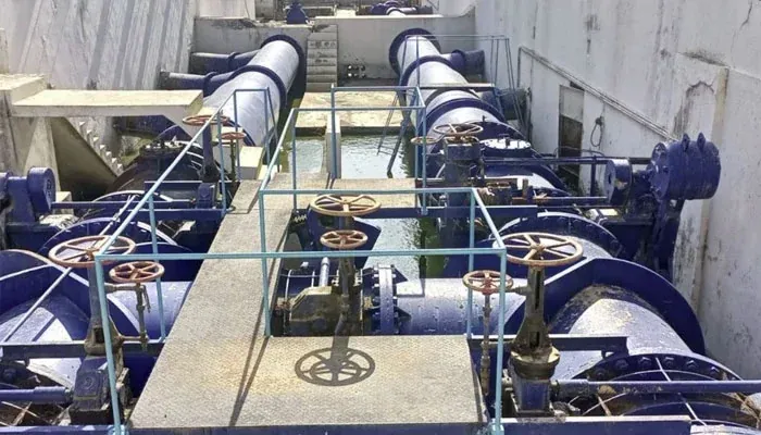 Large water supply pipelines at Karachi's NEK pumping station during Karachi Water Shortfall caused by a K-Electric cable fault.