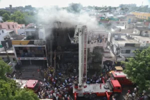 Firefighters and rescue teams respond to the Lucknow Fire as smoke engulfs a commercial building in Uttar Pradesh.