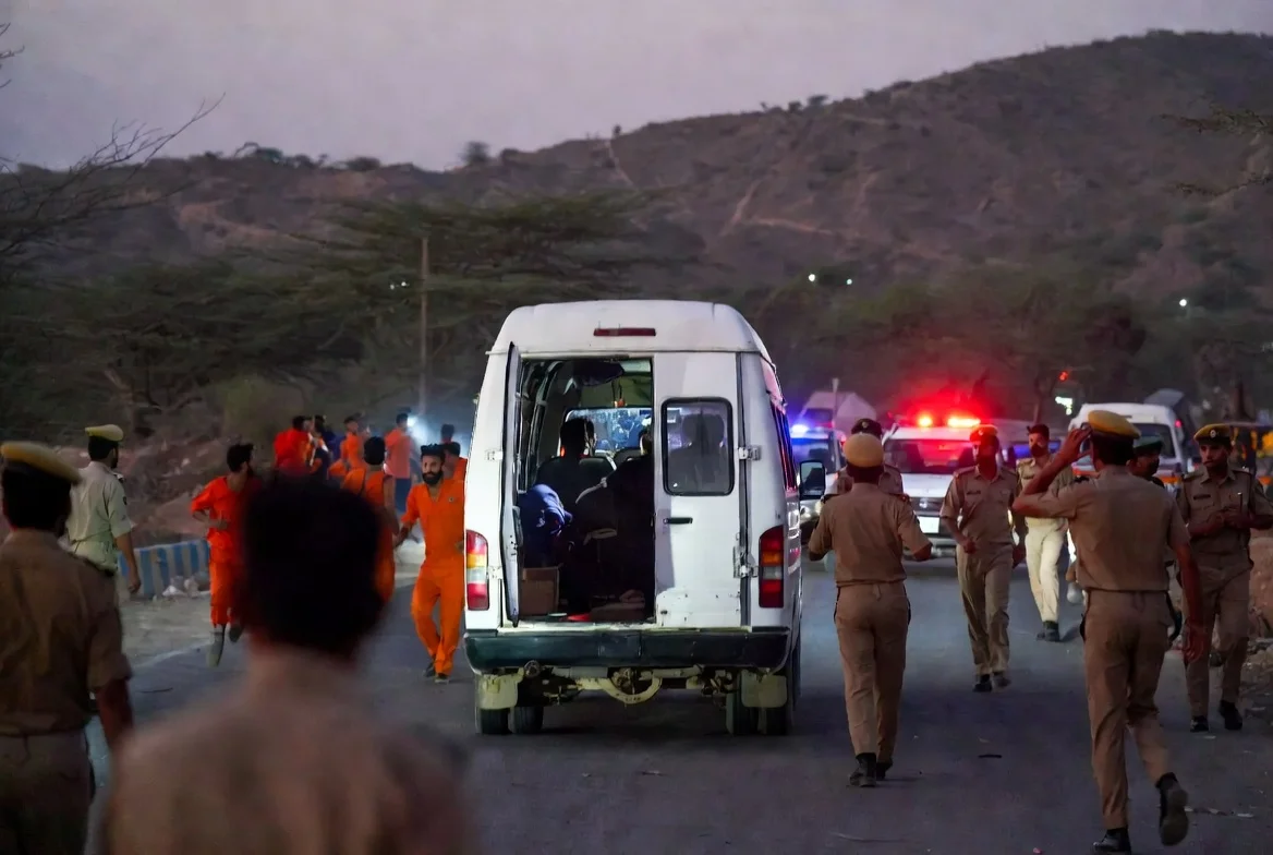 Dramatic scene of Rawalpindi prison van escape in Kahuta with prisoners fleeing from a white prison van while police officers chase them during the manhunt operation.