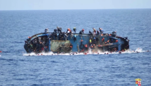 Migrants on a capsizing boat before a rescue operation, used as a reference to illustrate rescue efforts during the tragic Alcatraz boat accident.