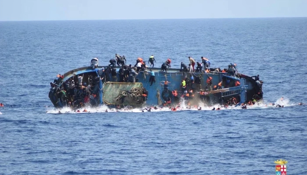 Migrants on a capsizing boat before a rescue operation, used as a reference to illustrate rescue efforts during the tragic Alcatraz boat accident.