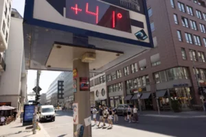Digital temperature display showing extreme heat during the Germany Heatwave as soaring temperatures impact public health across the country.