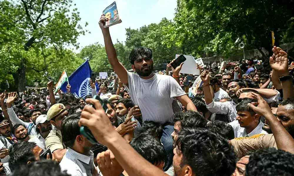 Crowds protest in New Delhi demanding IIOJK Statehood as demonstrators gather during a political rally.