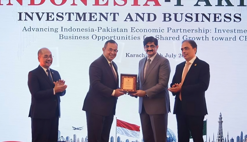 A commemorative plaque is exchanged between Indonesian and Pakistani officials at a business forum in Karachi, reinforcing commitment to expand Pakistan Indonesia Trade.