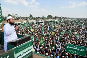 JI Islamabad March: Hafiz Naeem ur Rehman addressing large crowd of supporters with green flags and buses