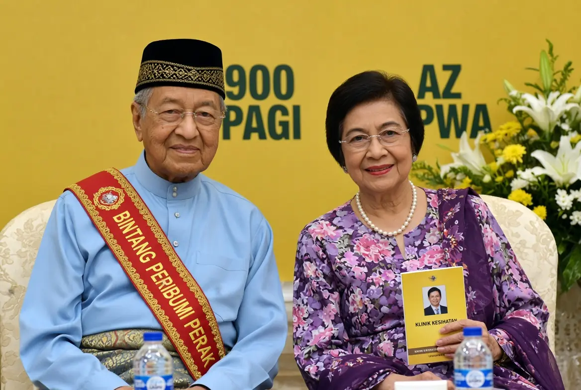 Siti Hasmah dies – Former PM Mahathir Mohamad and wife Siti Hasmah Mohamad Ali seated at formal event wearing traditional attire